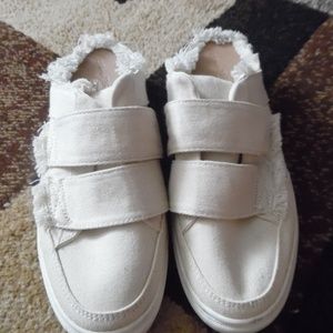 Universal Threads/ slip ons